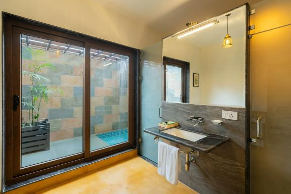 Luxury Pool Suite 5