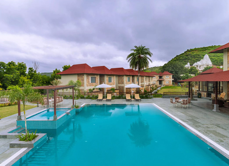 Neer The Pool Sarasiurham Resort